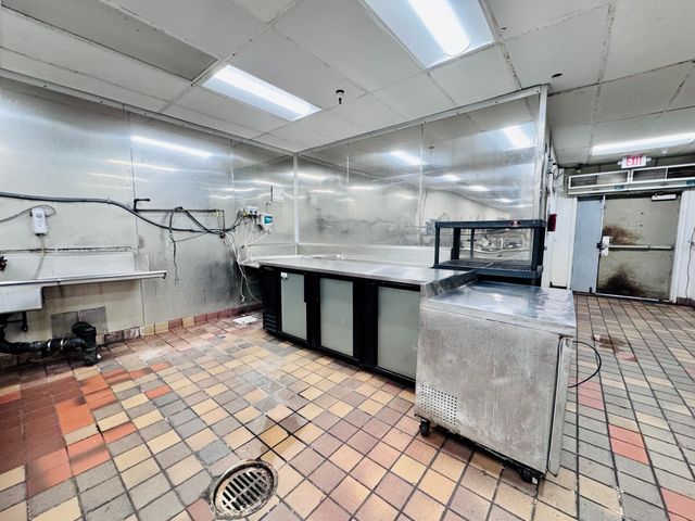 1987 Hilltop Drive, Redding, CA 96002