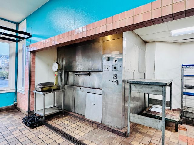 1987 Hilltop Drive, Redding, CA 96002