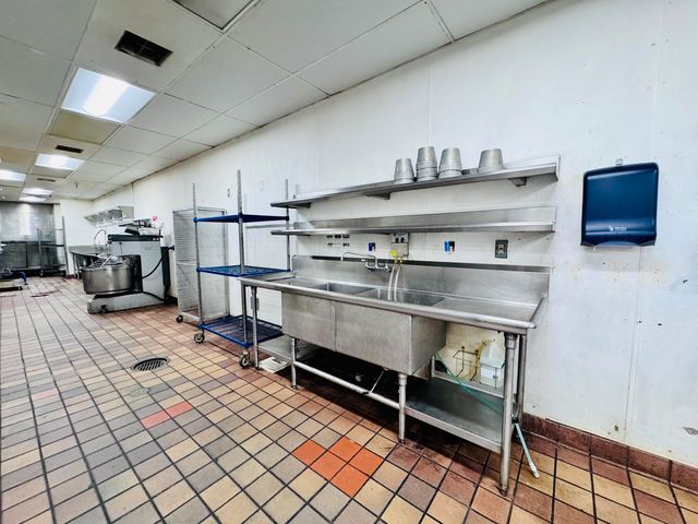 1987 Hilltop Drive, Redding, CA 96002