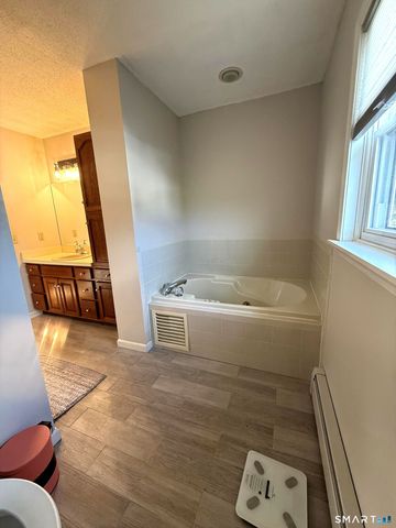 28 Colgate Drive, Manchester, CT 06042