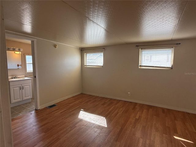 5104 LITTLE LAKE CT, Zephyrhills, FL 33542