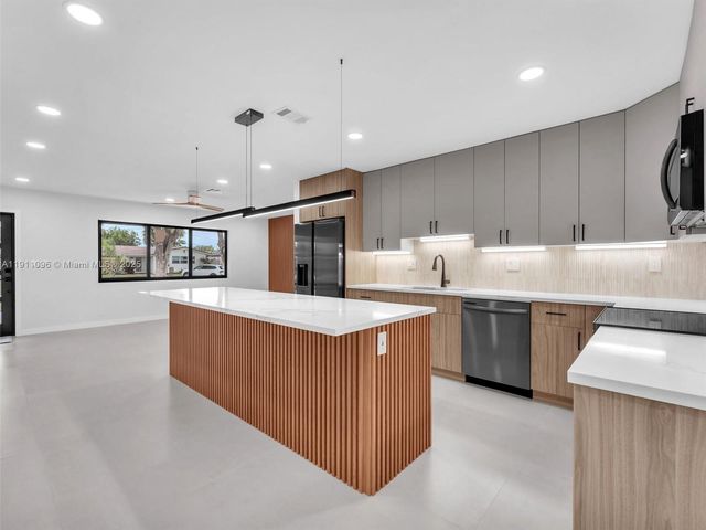 2120 NE 55th Ct, Fort Lauderdale, FL 33308