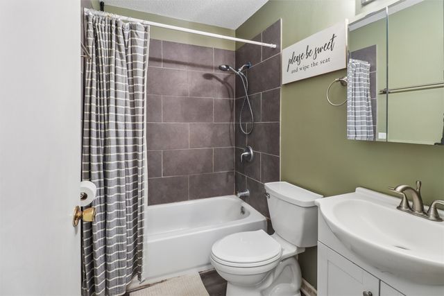 705 E Competine Street, Knoxville, IA 50138