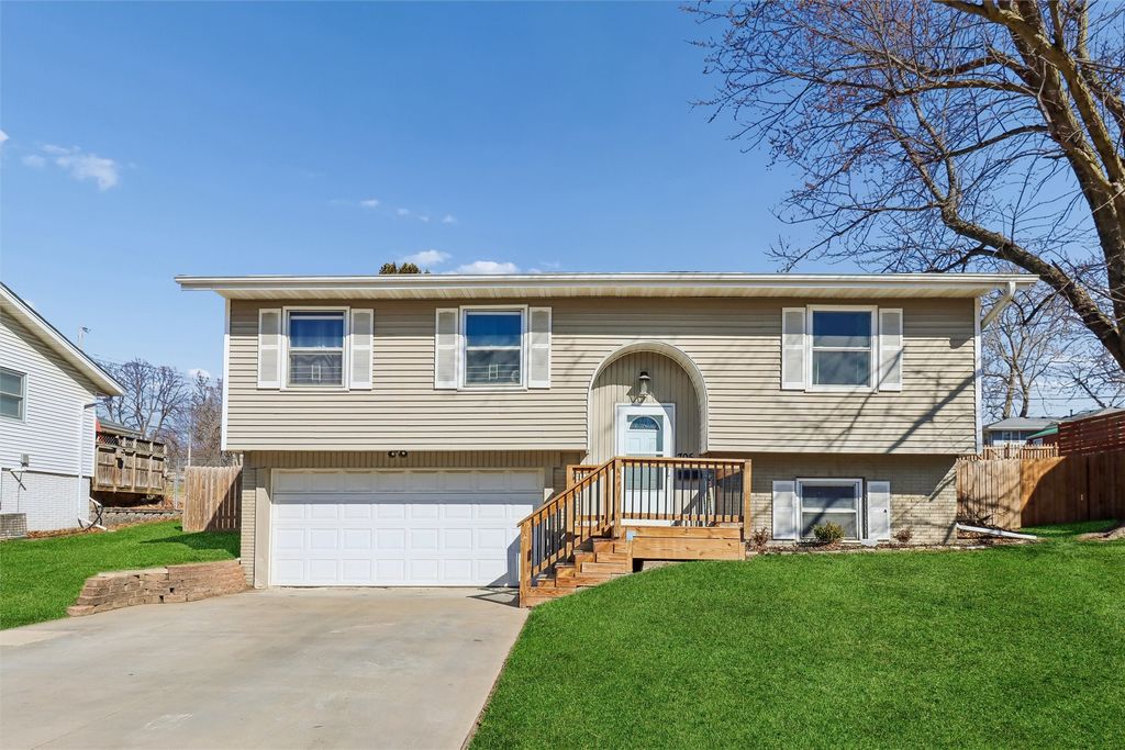 705 E Competine Street, Knoxville, IA 50138