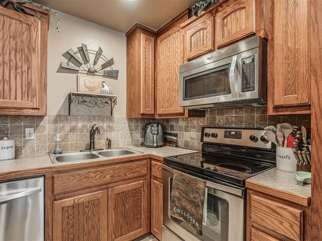 958 Cotswold Court, Blanchard, OK 73010