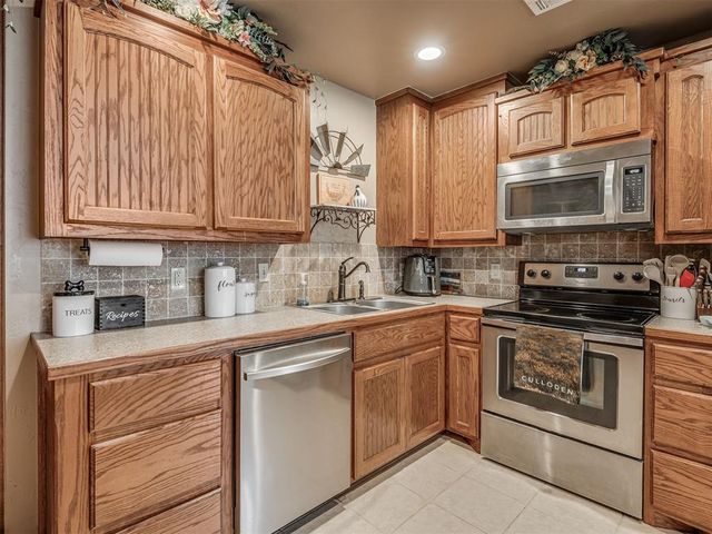 958 Cotswold Court, Blanchard, OK 73010