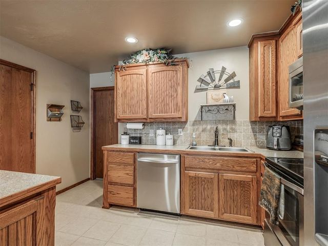 958 Cotswold Court, Blanchard, OK 73010
