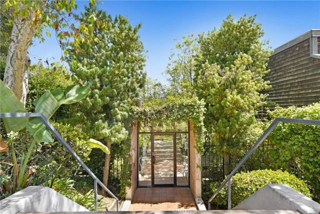 3884 Fredonia Drive F, Los Angeles, CA 90068