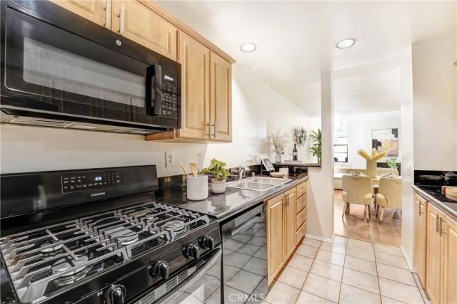 3884 Fredonia Drive F, Los Angeles, CA 90068