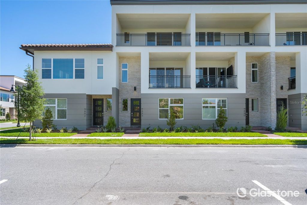 Image 3 of property listing at 9886 BUCKLOW HILL DRIVE, Orlando, FL 32832