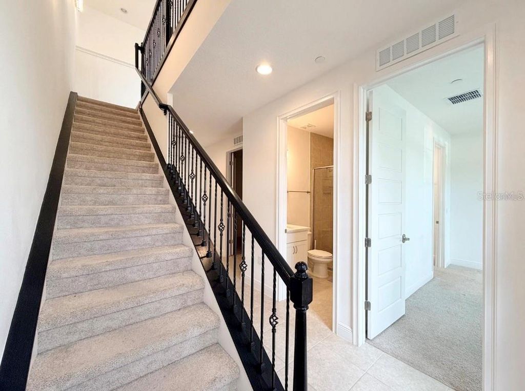 Image 4 of property listing at 9886 BUCKLOW HILL DRIVE, Orlando, FL 32832