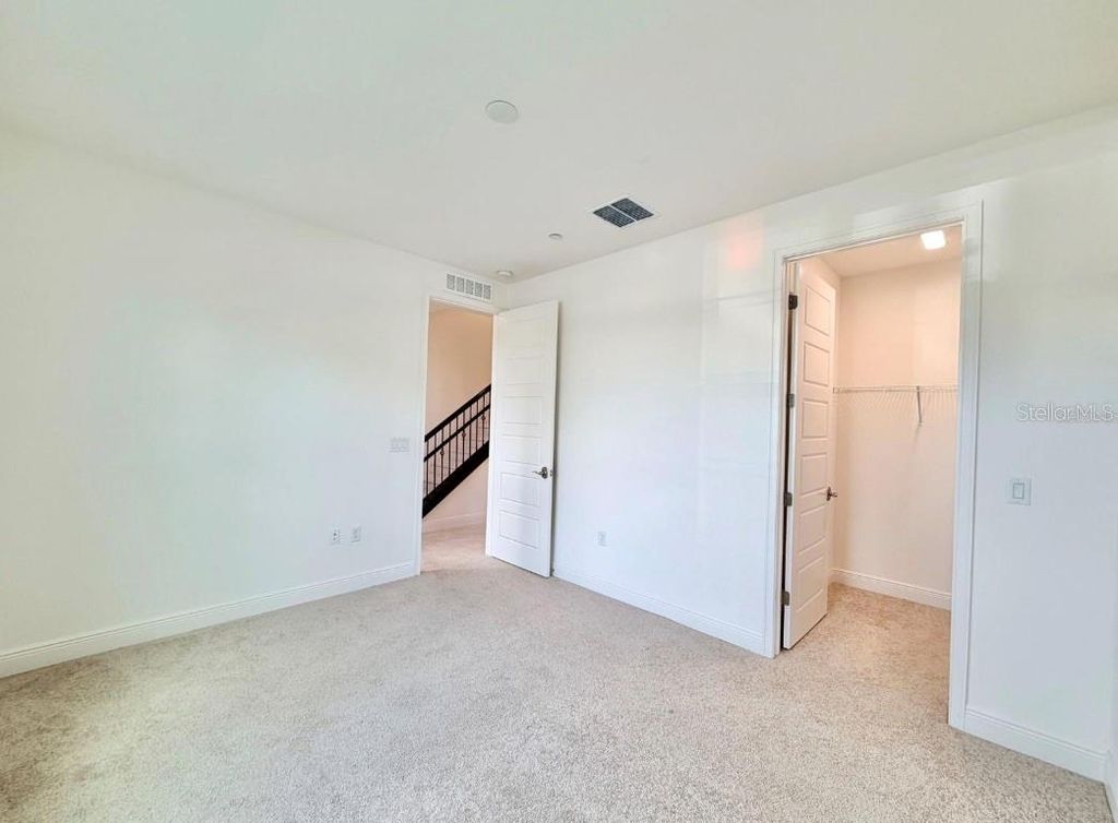 Image 6 of property listing at 9886 BUCKLOW HILL DRIVE, Orlando, FL 32832