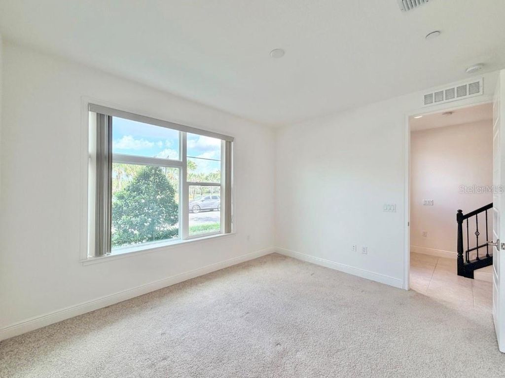 Image 7 of property listing at 9886 BUCKLOW HILL DRIVE, Orlando, FL 32832