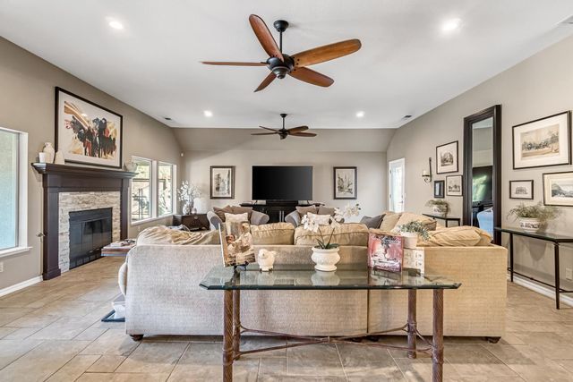 906 E Sutton Drive, Fresno, CA 93720