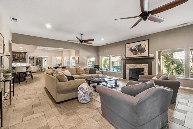 906 E Sutton Drive, Fresno, CA 93720