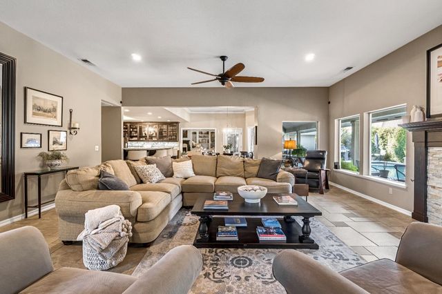 906 E Sutton Drive, Fresno, CA 93720