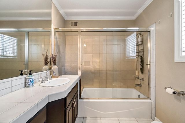 906 E Sutton Drive, Fresno, CA 93720