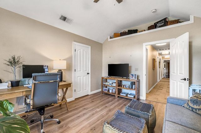 906 E Sutton Drive, Fresno, CA 93720