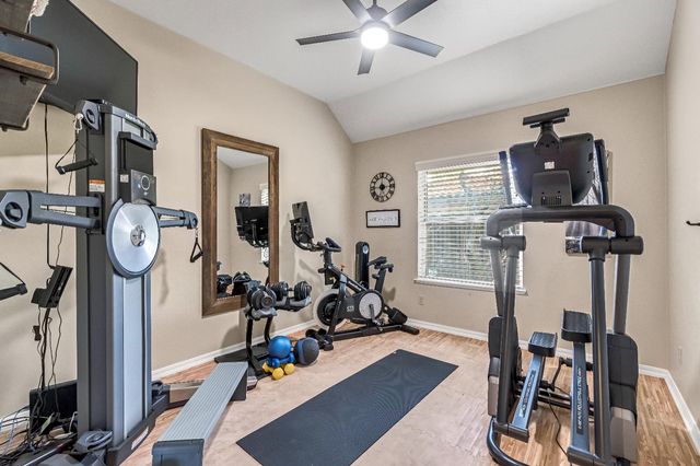 906 E Sutton Drive, Fresno, CA 93720