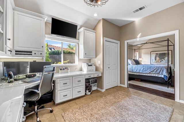 906 E Sutton Drive, Fresno, CA 93720