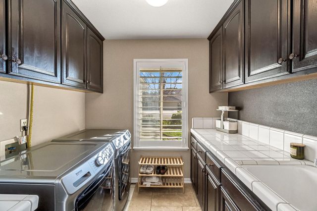 906 E Sutton Drive, Fresno, CA 93720