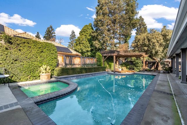 906 E Sutton Drive, Fresno, CA 93720