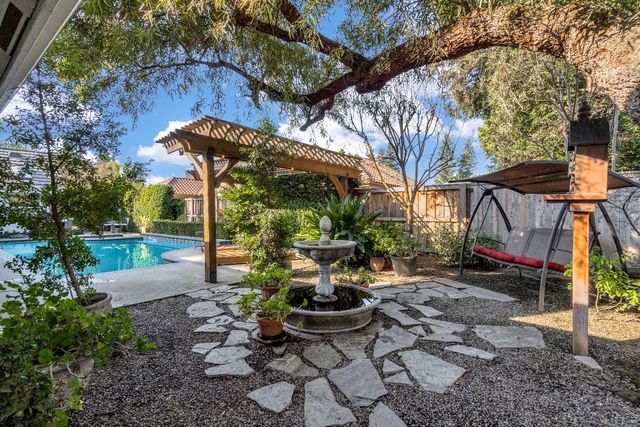 906 E Sutton Drive, Fresno, CA 93720