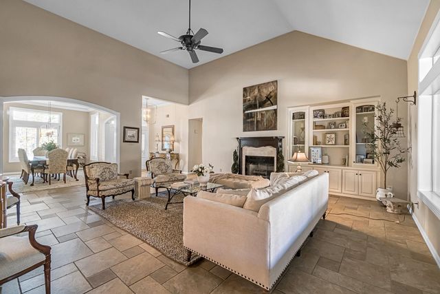 906 E Sutton Drive, Fresno, CA 93720