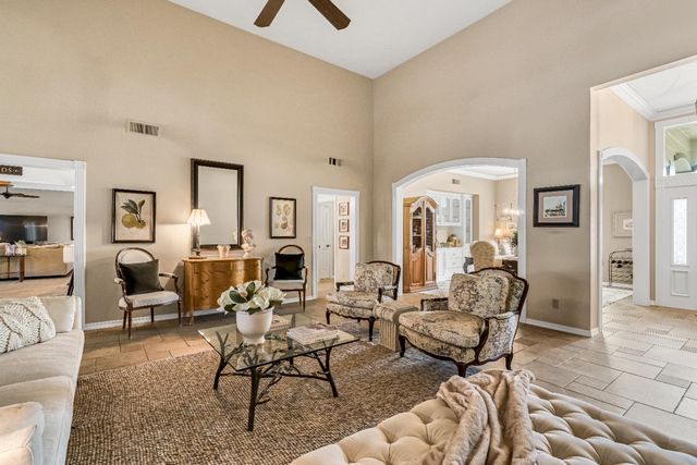 906 E Sutton Drive, Fresno, CA 93720