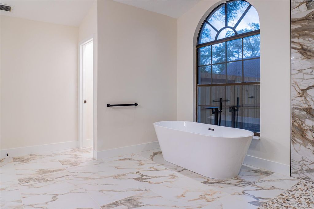 Image 24 of property listing at 5320 NE 2ND LANE, Ocala, FL 34470