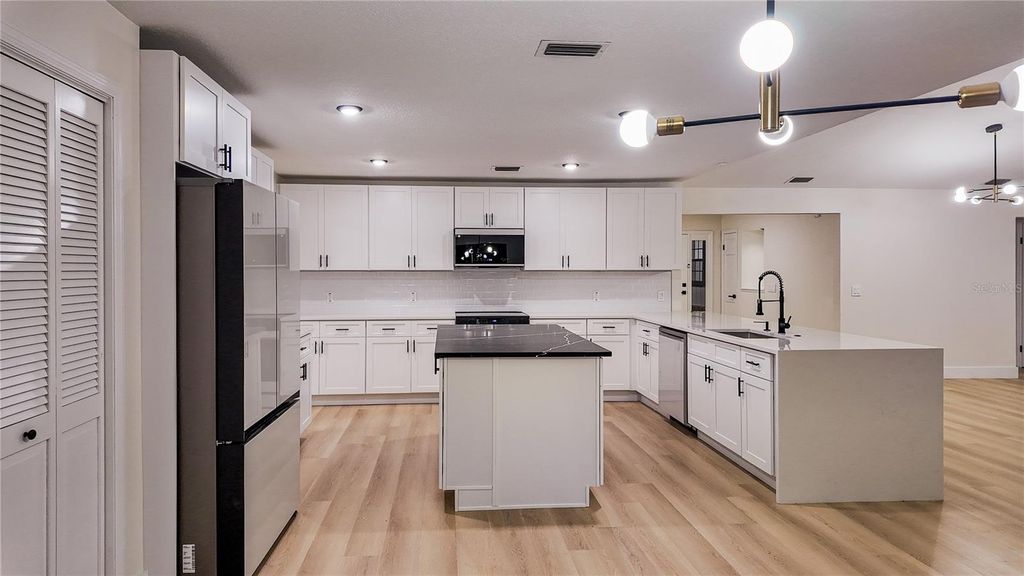 Image 4 of property listing at 5320 NE 2ND LANE, Ocala, FL 34470