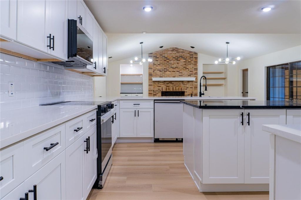 Image 5 of property listing at 5320 NE 2ND LANE, Ocala, FL 34470