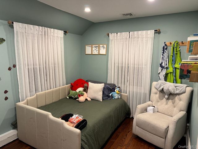 48 Jefferson Rd, Farmingdale, NY 11735