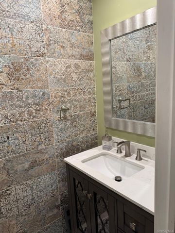 48 Jefferson Rd, Farmingdale, NY 11735