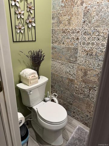 48 Jefferson Rd, Farmingdale, NY 11735