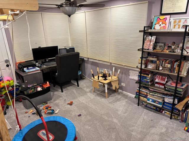 48 Jefferson Rd, Farmingdale, NY 11735