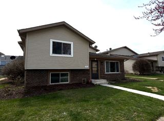 29W523 Winchester Circle 1, Warrenville, IL 60555