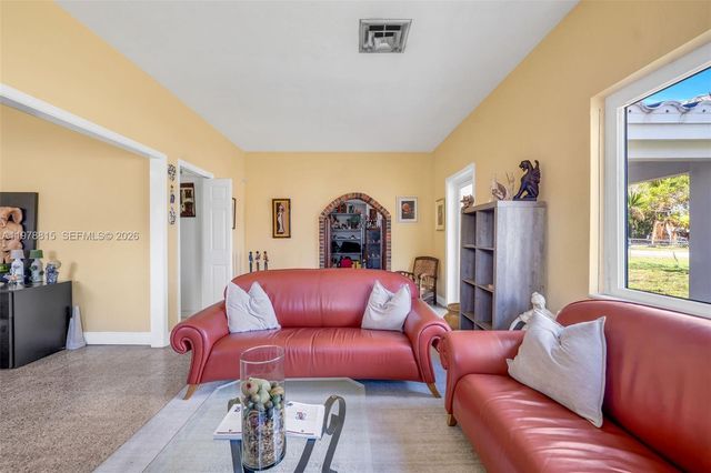 2048 NE 180th St, North Miami Beach, FL 33162