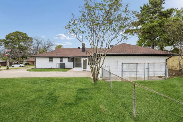 1702 Northcrest Drive, Arlington, TX 76012