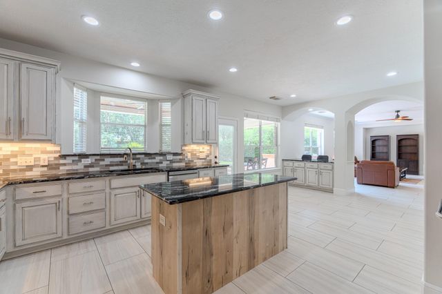 7 Stickley Court, The Woodlands, TX 77382