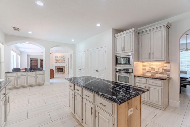 7 Stickley Court, The Woodlands, TX 77382