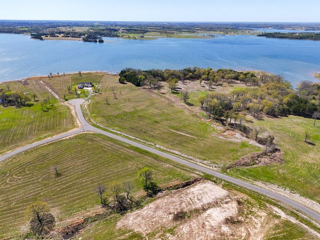 330 Lakewood Lane, Honey Grove, TX 75446