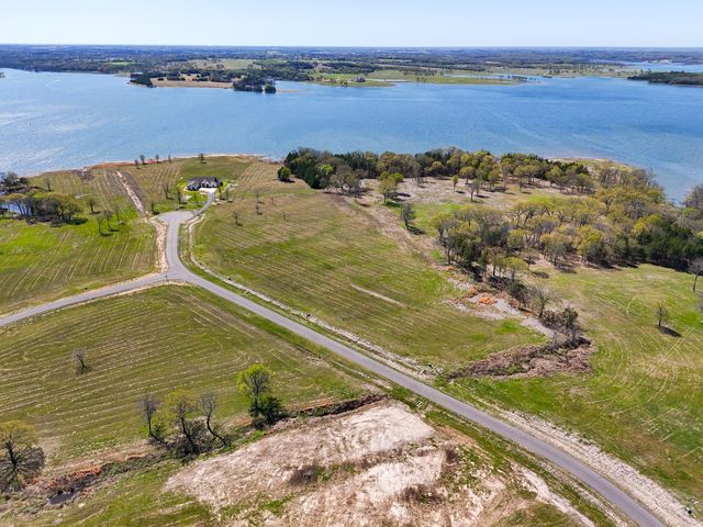 330 Lakewood Lane, Honey Grove, TX 75446