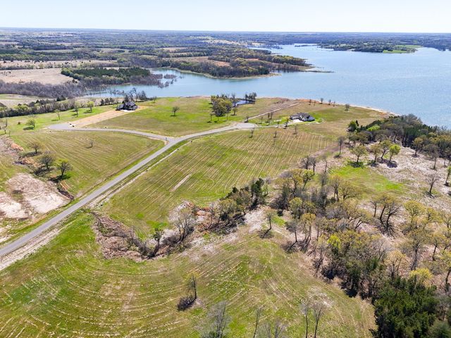 330 Lakewood Lane, Honey Grove, TX 75446