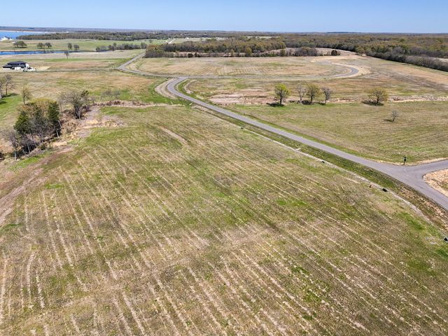 330 Lakewood Lane, Honey Grove, TX 75446