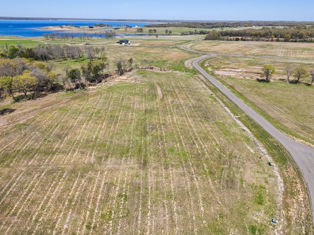 330 Lakewood Lane, Honey Grove, TX 75446