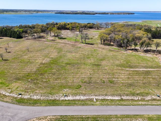 330 Lakewood Lane, Honey Grove, TX 75446