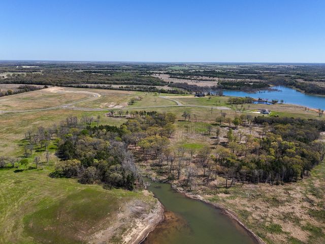 330 Lakewood Lane, Honey Grove, TX 75446