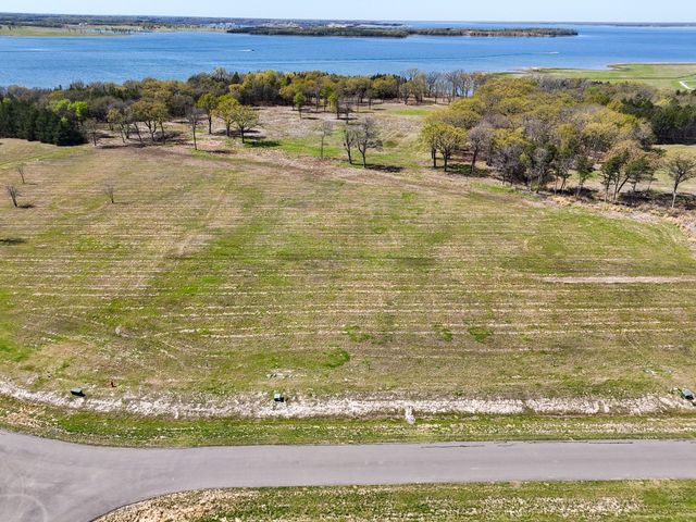 330 Lakewood Lane, Honey Grove, TX 75446