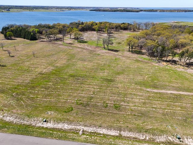 330 Lakewood Lane, Honey Grove, TX 75446